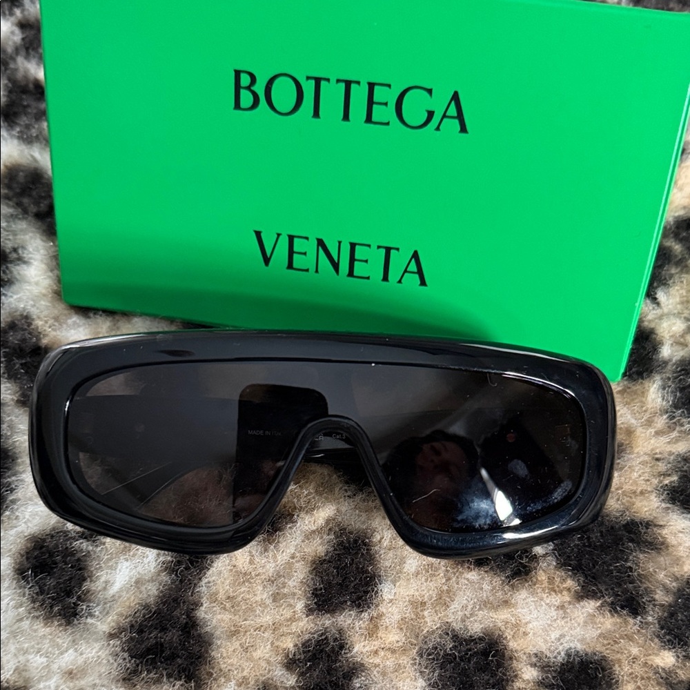 Bottega Veneta Black Rectangular Sunglasses - Picture 3 of 3